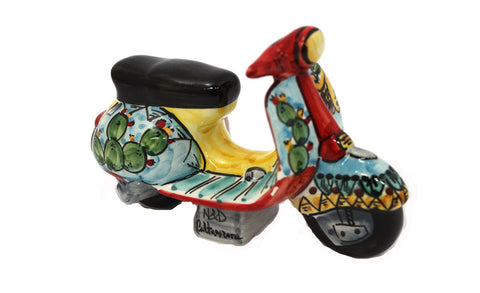 Vespa grande in ceramica siciliana di caltagirone realizzata e decorata a mano